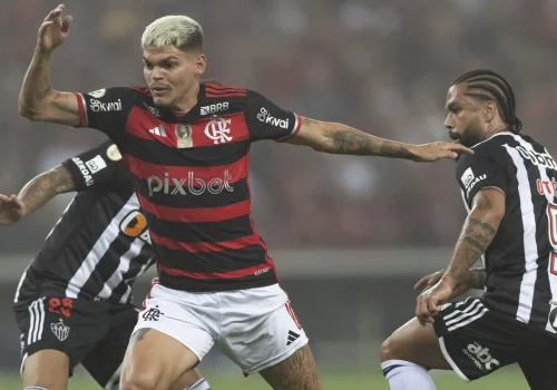 O Flamengo está aberto a propostas por Ayrton Lucas na próxima janela de transferências. O lat...