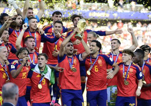 Capitão Rodri ergue a taça da Copa do Mundo de 2026; Espanha bateu Argentina por 1 a 0 no Metli...