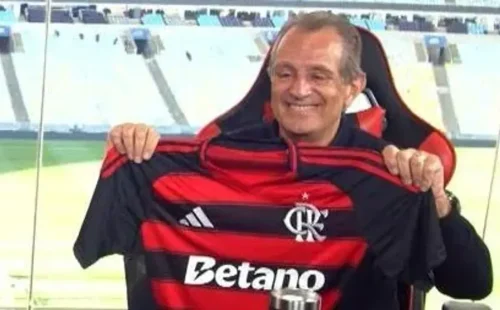 BBR_20250908_BBR_1518721_bap-presidente-do-flamengo-mostra-camisa-com-patrocinio-da-betano-175569214.webp