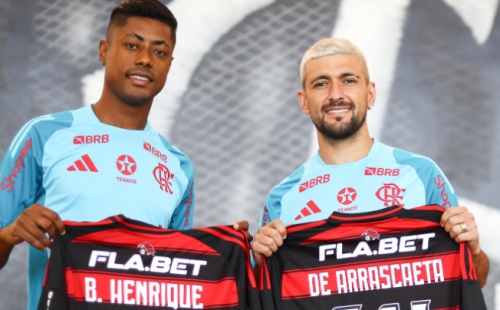 Bruno-Henrique-e-Arrascaeta-sao-homenageados-no-Flamengo-e1738688936928.png