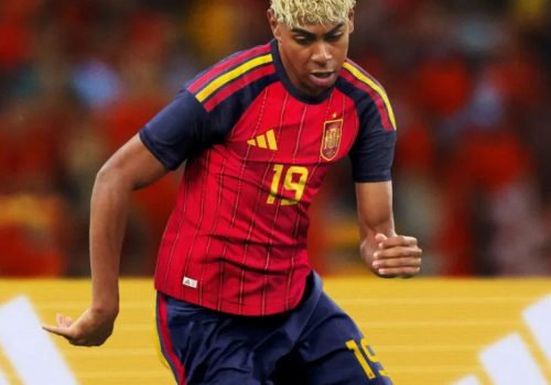 Lamine Yamal com a camisa titular da Espanha – Adidas/Divulgação