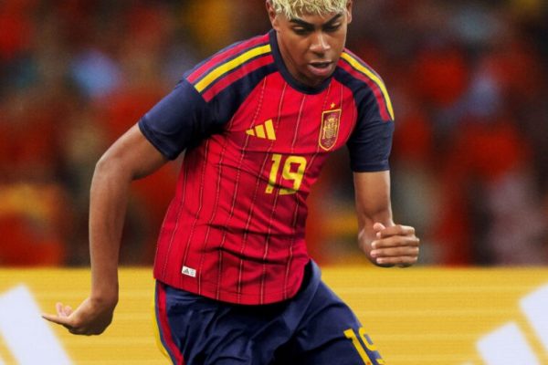 Lamine Yamal com a camisa titular da Espanha – Adidas/Divulgação