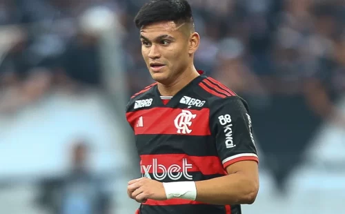 Carlos-Alcaraz-pode-estrear-como-titular-no-Flamengo-Foto-Gilvan-de-Souza-Flamengo.webp.webp