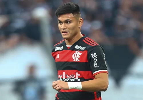 Carlos-Alcaraz-pode-estrear-como-titular-no-Flamengo-Foto-Gilvan-de-Souza-Flamengo.webp.webp