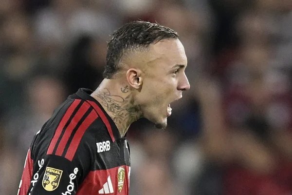 Flamengo negocia Kaiki Bruno com Cruzeiro e avalia troca por Cebolinha