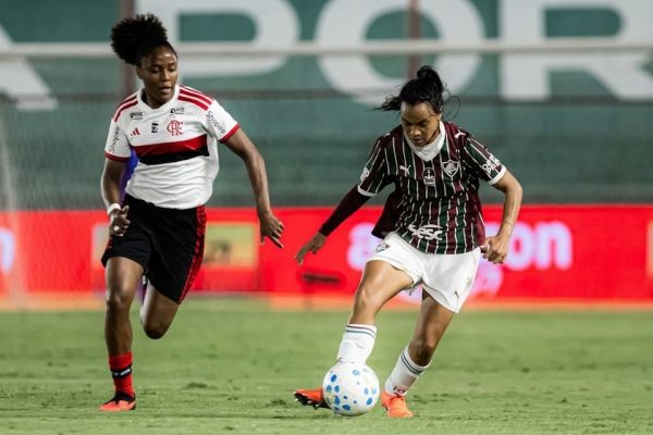 Flamengo marcou três vezes no primeiro tempo e reverteu a vantagem tricolor – Foto: Marina Gar...