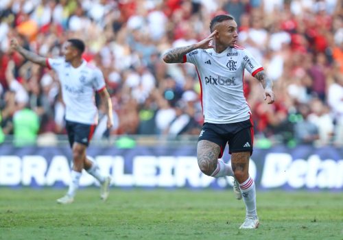 Everton Cebolinha com a camisa do Flamengo – Gilvan de Souza / CRF