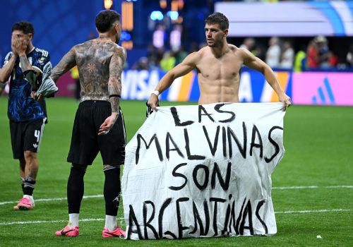 Giovani Lo Celso, da Argentina, segura uma faixa escrita “As Malvinas são argentinas”, após...
