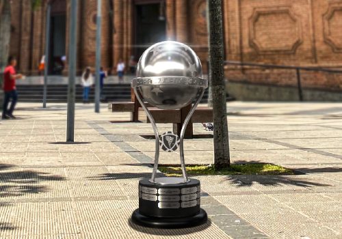 Taça que será entregue ao campeão da Sul-Americana – Divulgação/Conmebol