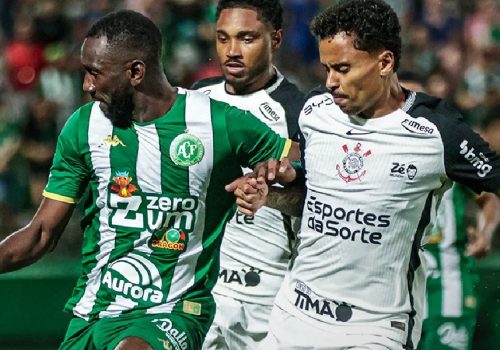 Bolasia, Allan e Vitinho em ação em Chapecoense x Corinthians na Arena Condá – Chapecoense/D...