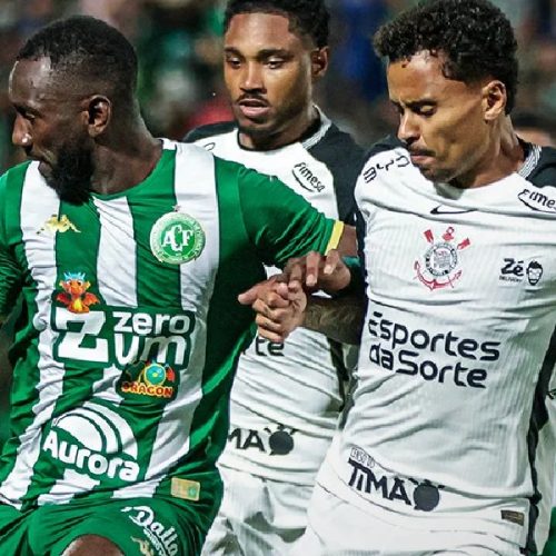 Bolasia, Allan e Vitinho em ação em Chapecoense x Corinthians na Arena Condá – Chapecoense/D...