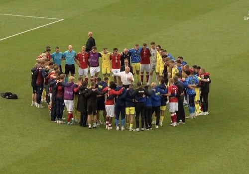 Jogadores de Dinamarca e Ucrânia se reuniram em oração após mal súbito de Eriksen – Reprod...