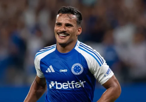 O Flamengo monitora Kaiki Bruno, lateral-esquerdo do Cruzeiro, que está avaliado entre 12 e 15 m...
