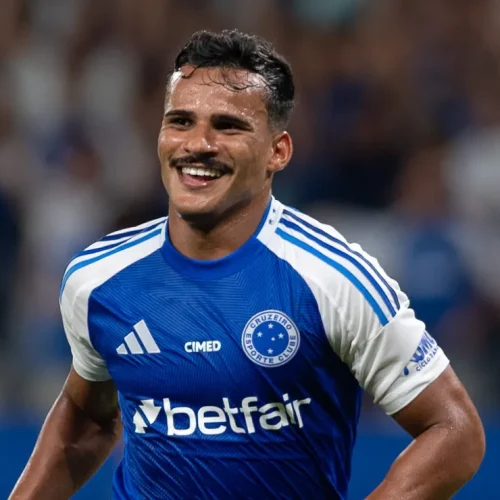 O Flamengo monitora Kaiki Bruno, lateral-esquerdo do Cruzeiro, que está avaliado entre 12 e 15 m...