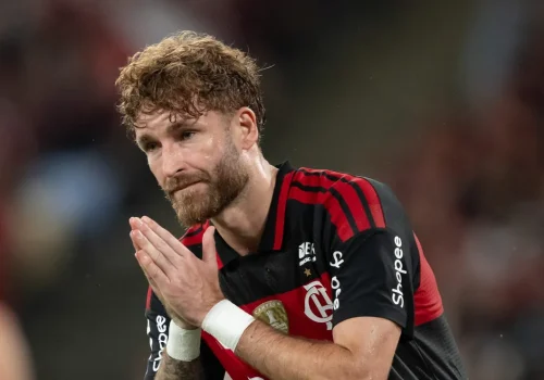 Besiktas faz proposta de 10 milhões de euros por Léo Pereira ao Flamengo