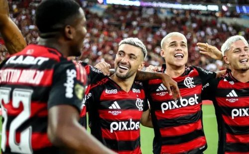 Luiz-Araujo-entre-Arrascaeta-e-Varela-comemora-o-titulo-do-Carioca-pelo-Flamengo.webp.jpeg