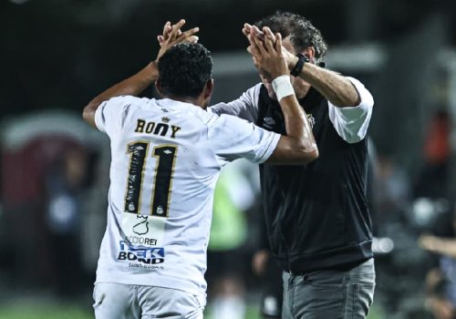 Rony comemora gol diante da Universidad Central com o técnico Cuca – Reprodução/@SantosFC