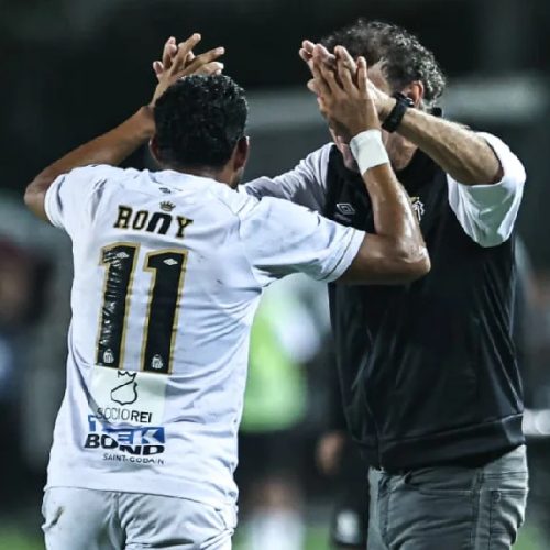 Rony comemora gol com o técnico Cuca – Reprodução/@SantosFC