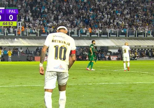 Neymar leva a mão à coxa direita após lance com Giay – Reprodução/ge tv