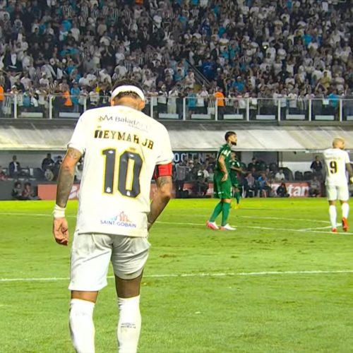 Neymar leva a mão à coxa direita após lance com Giay – Reprodução/ge tv