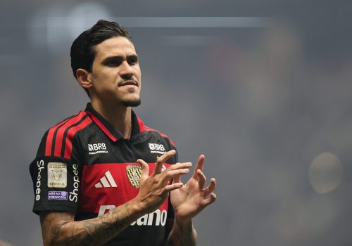 A disputa pela artilharia do futebol brasileiro em 2026 ganhou novos contornos após a vitória d...