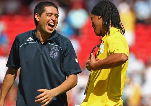 Riquelme com Ronaldinho Gaúcho no pódio da Olimpíada de Pequim, em 2008. Argentina foi ouro e ...