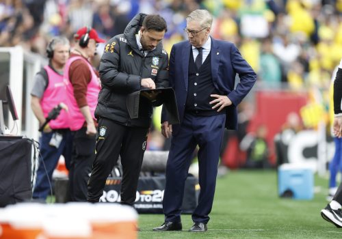 Davide e Carlo Ancelotti à beira do gramado – Rafael Ribeiro / CBF