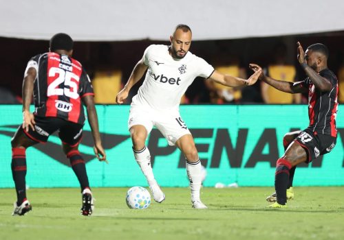 Arthur Cabral foi expulso após derrota para o vitória, por conta da ‘Lei Vini Jr.’ (Foto: V...