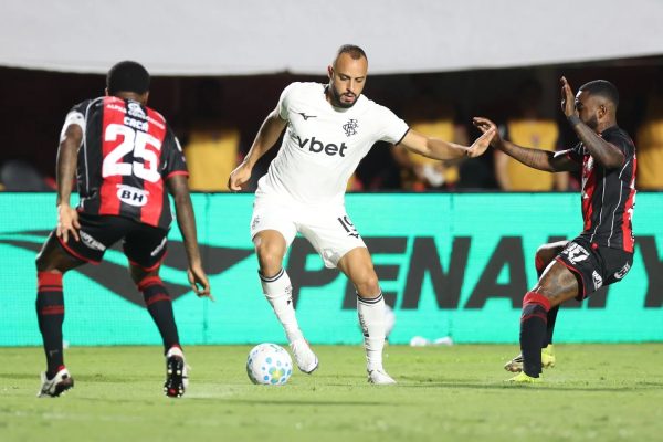Arthur Cabral foi expulso após derrota para o vitória, por conta da ‘Lei Vini Jr.’ (Foto: V...