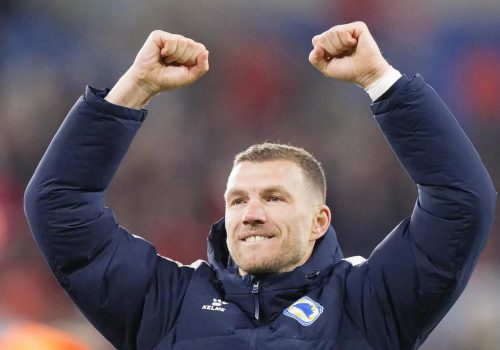 Edin Dzeko comemora vitória da Bósnia em Cardiff contra o País de Gales – EFE/EPA/DIMITRIS L...