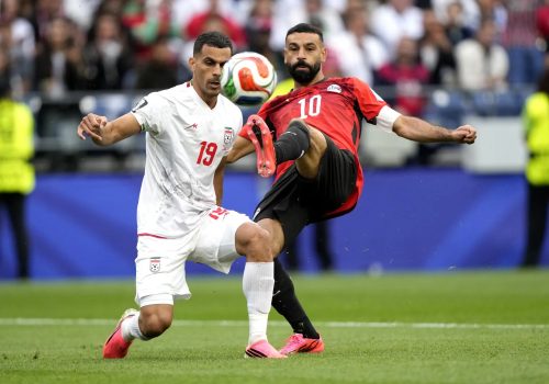 Mohamed Salah, do Egito, e Ali Nemati, do Irã, em ação no duelo em Seattle (EFE/EPA/STEPHEN)