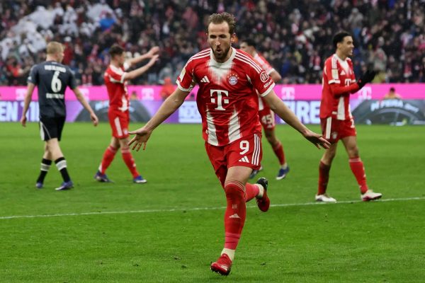 Harry Kane volta a marcar com a camisa do Bayern – EFE/EPA/RONALD WITTEK