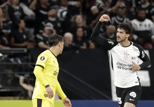 Gustavo Henrique celebra seu gol pelo Corinthians diante do Peñarol em Itaquera -EFE/ Sebastiao ...