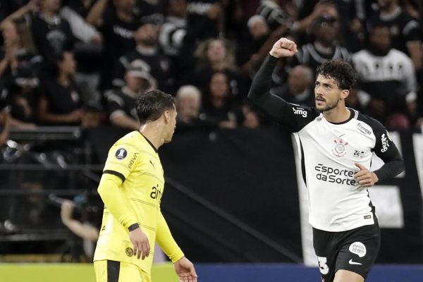 Gustavo Henrique celebra seu gol pelo Corinthians diante do Peñarol em Itaquera -EFE/ Sebastiao ...