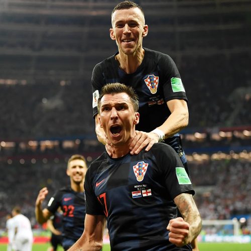 Mario Mandzukic comemora ao marcar o segundo gol da Croácia, durante partida contra a Inglaterra...