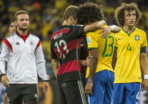 Jogadores da Alemanha cumprimentam Dante após a derrota do Brasil no Mineirão, em Belo Horizont...
