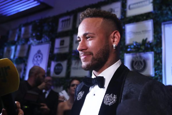 Neymar durante leilão realizado pelo Instituto Neymar Jr, no Hotel Unique, em São Paulo (Divulg...