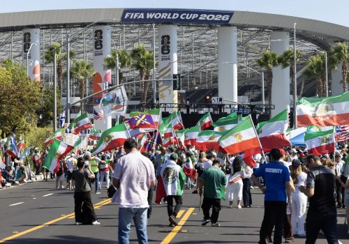 A chegada de torcedores do Irã ao estádio em Los Angeles para a estreia diante da Nova Zelândi...