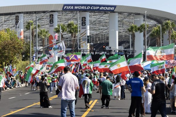 A chegada de torcedores do Irã ao estádio em Los Angeles para a estreia diante da Nova Zelândi...