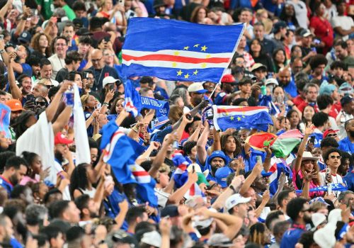Torcida de Cabo Verde comemorou a histórica classificação aos 16 avos da Copa – Sam Wassom/EFE