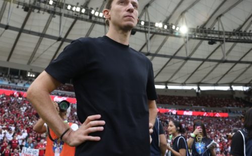 filipe-luis-com-maos-na-cintura-antes-de-flamengo.jpg