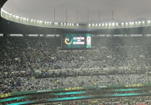 Aviso no telão do Estádio Azteca informa atraso de México x Equador – PLACAR