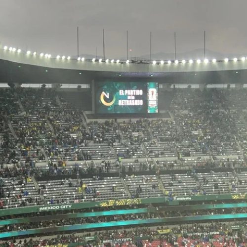 Aviso no telão do Estádio Azteca informa atraso de México x Equador – PLACAR