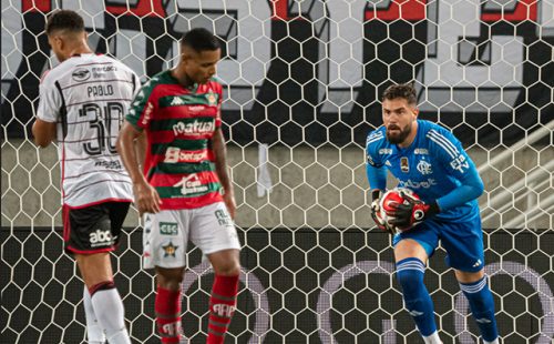 jogador-do-flamengo-critica-diferenca-de-tamanhos-das-bolas-do-carioca-e-muito-ruim.jpg