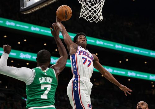 Além de superar a marca de LeBron James, Edgecombe ainda saiu com a vitória: os 76ers venceram ...