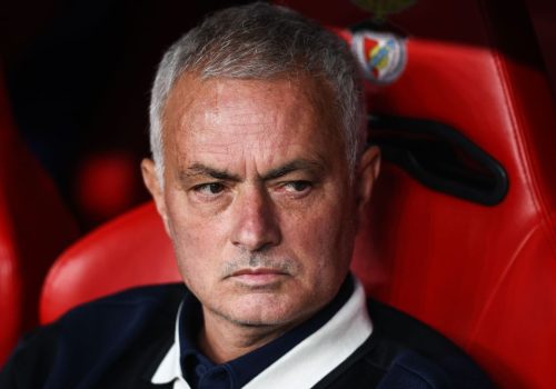 Bobby Robson não resistiu à inesperada eliminação por Sporting para o SV Casino Salzburg, ago...