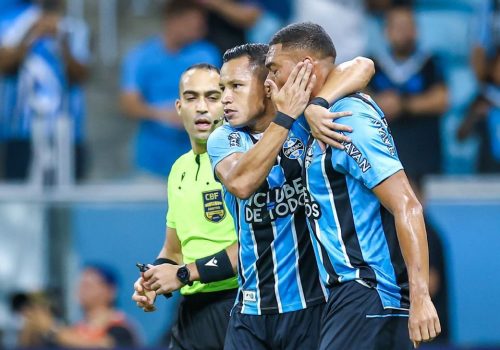 outro lado, o atacante Carlos Vinicius deu fim a uma seca de seis jogos sem marcar, chegando a 10...