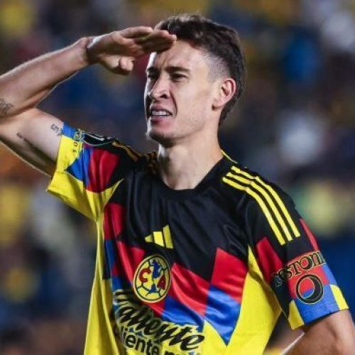 Ainda no primeiro tempo, o América chegou a ampliar com Zendejas, que finalizou por cobertura ap...