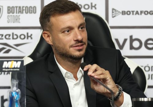 O defensor exaltou tanto o trabalho quanto a personalidade do treinador e disse torcer por sua co...