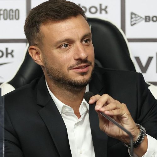 O defensor exaltou tanto o trabalho quanto a personalidade do treinador e disse torcer por sua co...